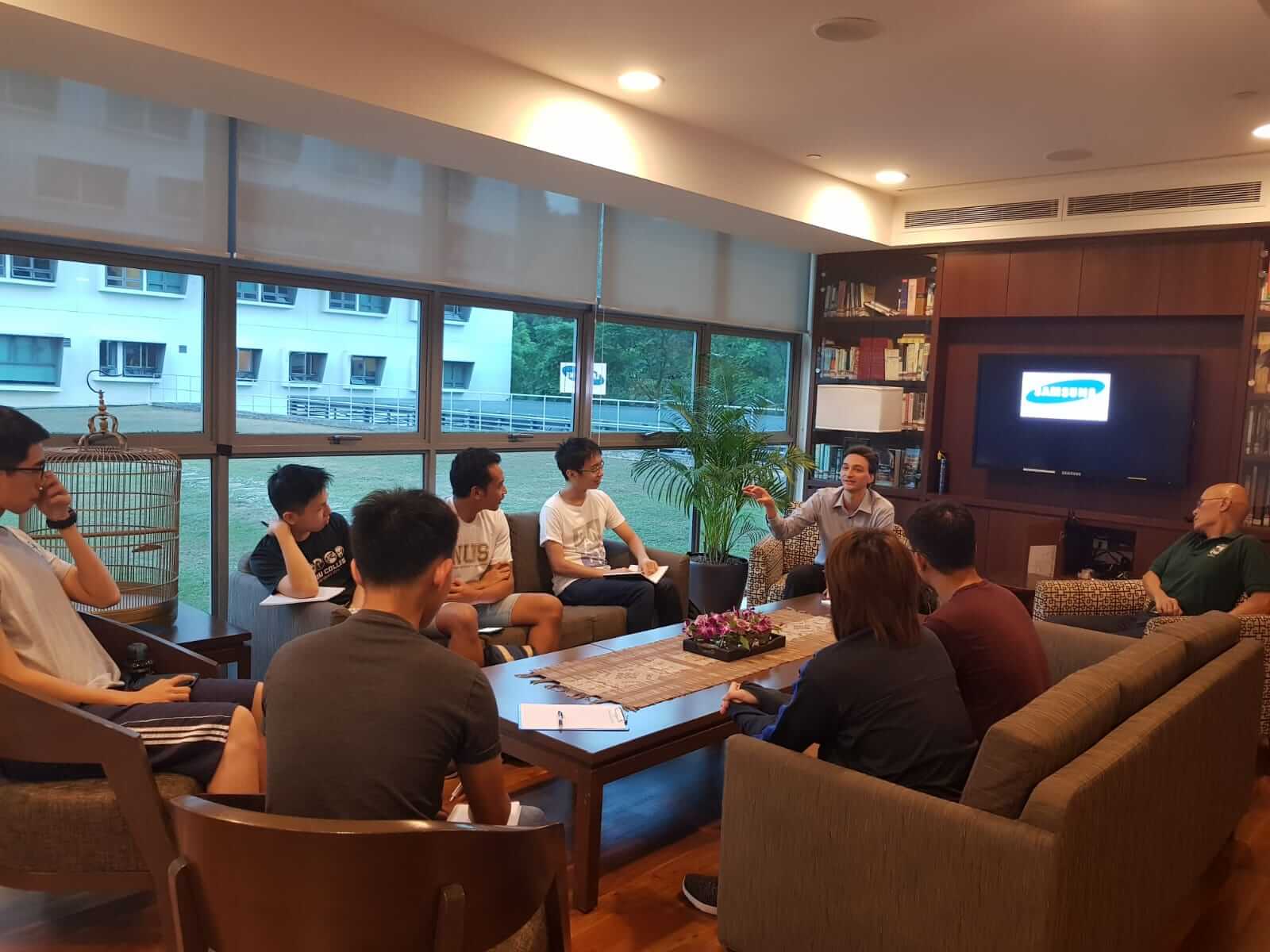 The ambience at the Master's Common Lounge provided for stimulating discussion. Kevin (centre right) with Prof Tay (right)