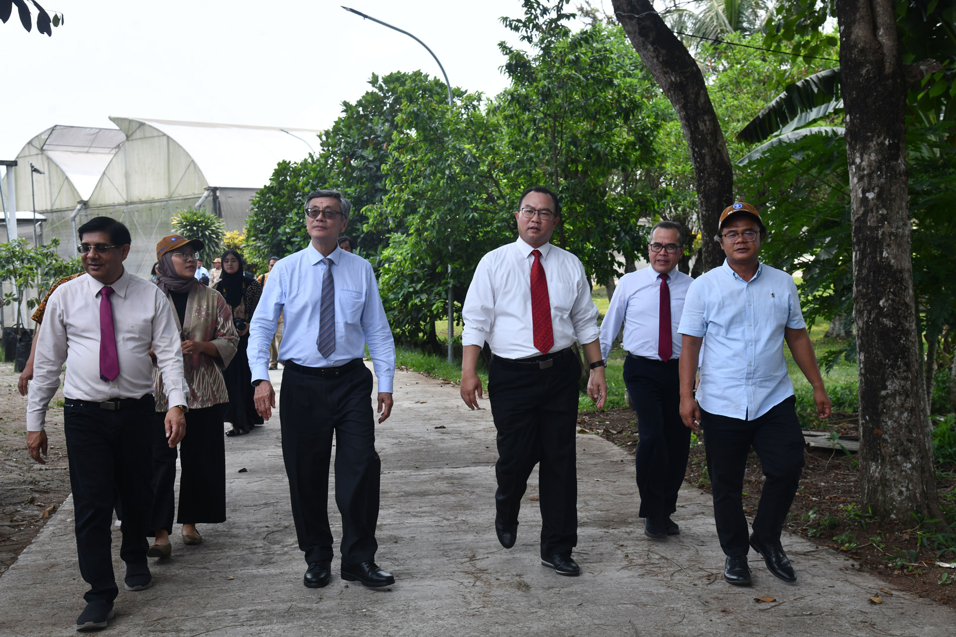 Front left to right in ties: Assoc Prof Sanjay Swarup, Prof Tan Eng Chye, Prof Arif Satria and Prof Iskandar Z. Siregar on IPB Campus walkabout. 