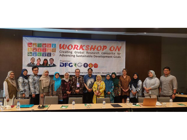 Prof Sanjay Swarup (8th from left) with Prof Arif Satria (7th from left), Rector of IPB University at the Workshop 