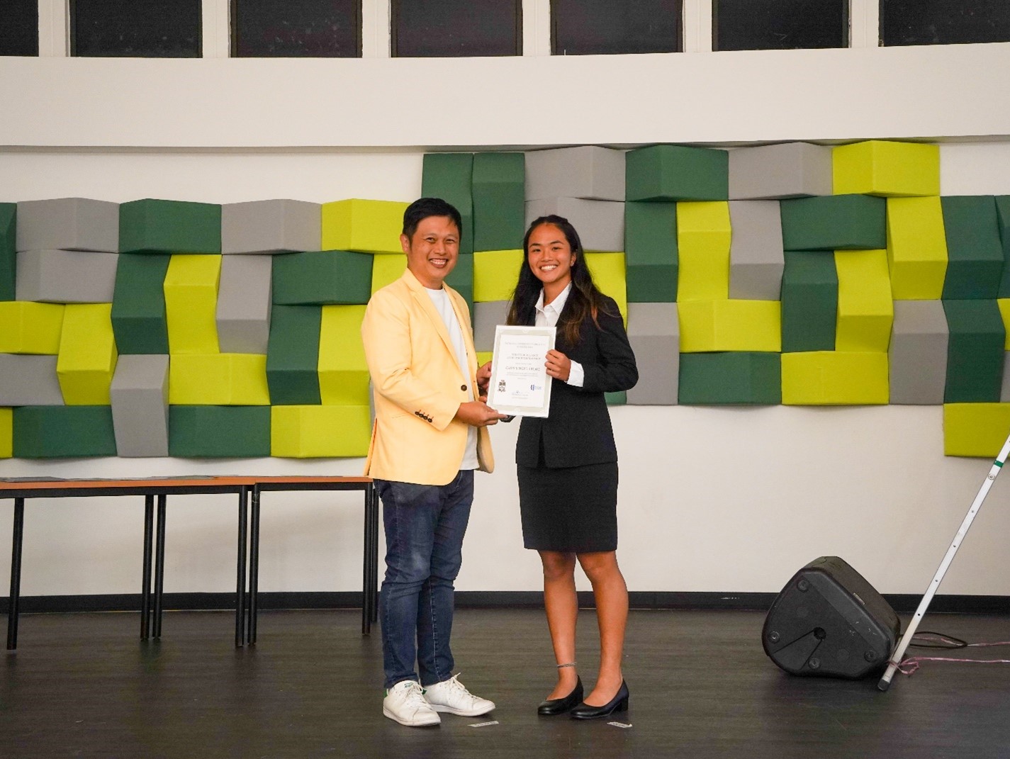 Donor-Mr-Jamson-Chia-presenting-Ms-Chloe-Chen-with-the-Scholarship-