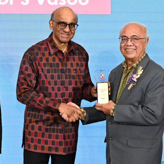 Distinguished #NUSAlumni Dr Vasoo receives Leaders of Good (Adult) Award at the PVPA 2024