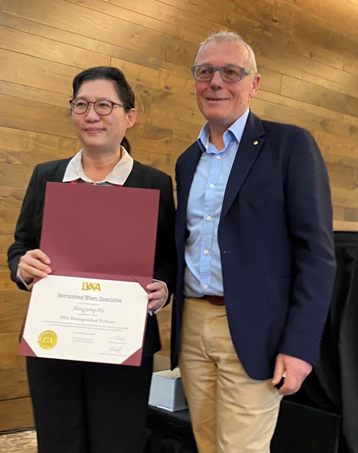 Prof. Hu Jiangyong (on the left) was presented with the IWA Distinguished Fellow certificate by IWA President Mr. Tom Mollenkopf (on the right).