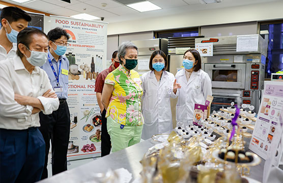 ho-ching-and-members-from-the-tan-jiak-kim-circle-at-the-nus-food-science-and-technology-lab-banner.jpg