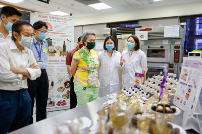 Ho Ching and Members from the Tan Jiak Kim Circle at the NUS Food Science and Technology Lab