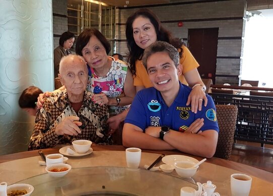 rsz_1healthcare_-_ms_anthonia_hui_with_her_late_father-in-law_seated_left_mother-in-law57c52f99742d4b1ebe255ddd9661a4f1