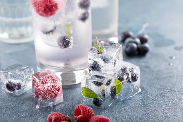 sparkling-water-with-berry-and-herb-ice